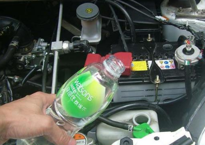 汽车里防冻液少了，你能加水