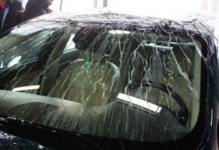 汽车玻璃的清洗方法及注意事