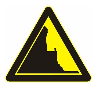 这座山附近危险道路的交通标