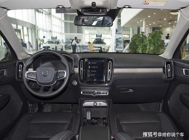 车标就值十万的3款豪华SUV，网友：以后买车要绕着走