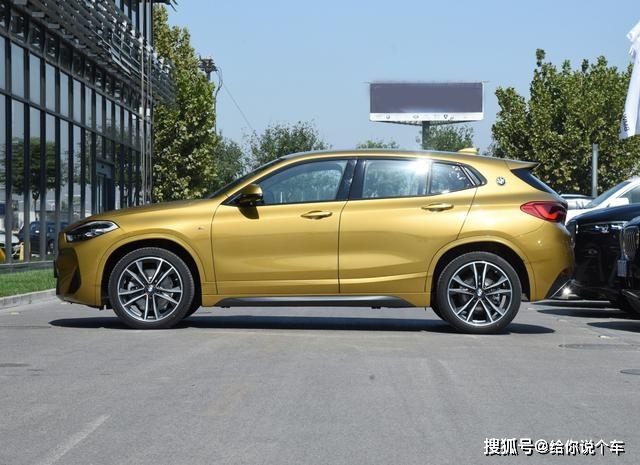 车标就值十万的3款豪华SUV，网友：以后买车要绕着走