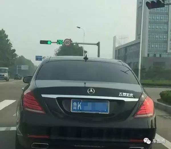 为什么那么多豪车都贴五菱宏光车标？