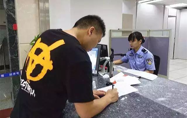 车管所提醒：这些汽车标志不要再贴车窗上 | 纵横车海