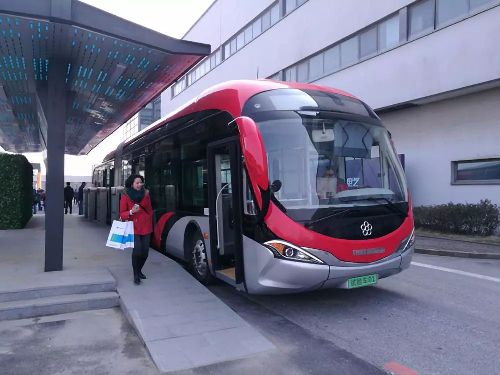 上海无人驾驶公交车造型亮相，五环logo酷似董明珠银隆造车logo