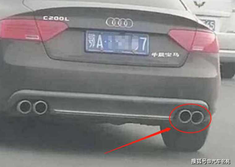 武汉一辆豪华轿车走红，尾部车标让老司机都蒙圈：这是辆什么车？